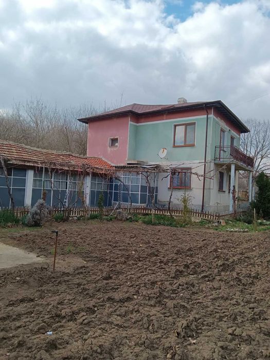 Двуетажна къща в Малина