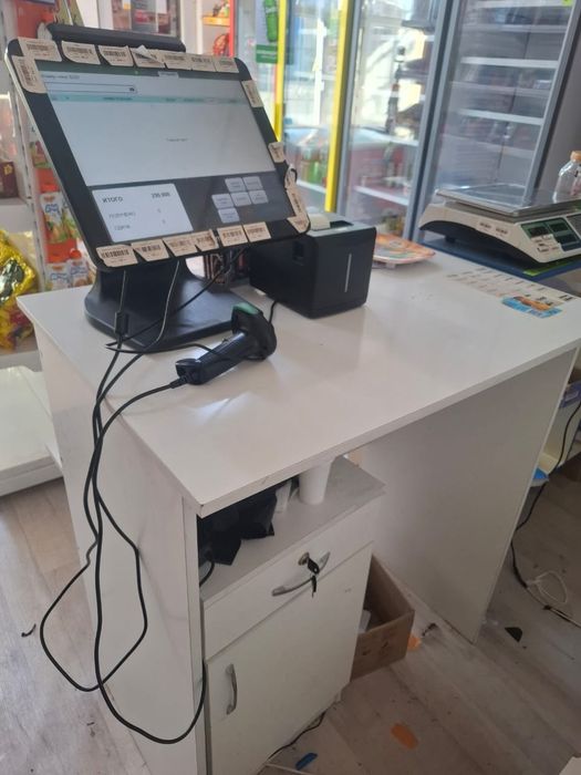 Кассовый стол ,кухонный гарнитур, шкаф