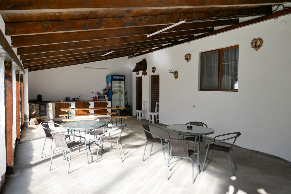 Cabana de vanzare la poalele munților Metaliferi