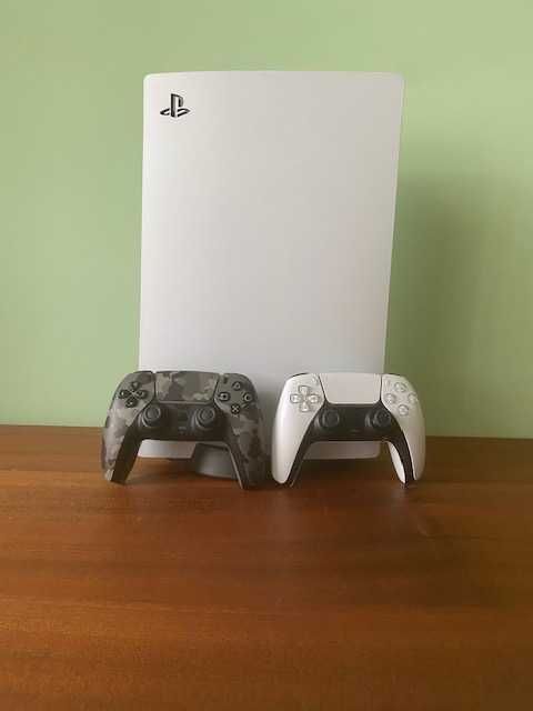 PS5 с Два Конролера, PSN ACCOUNT с 28 Игри и Годишен PS+