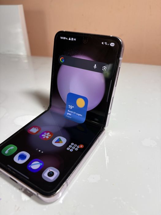 Продавам Z flip 5