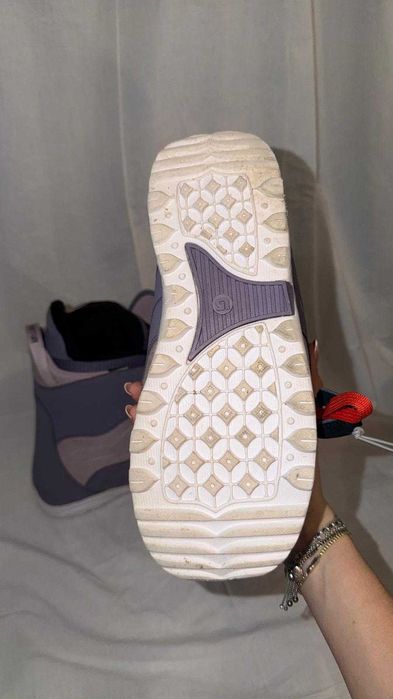 Boots snowboard fete Crazy Creek si Burton