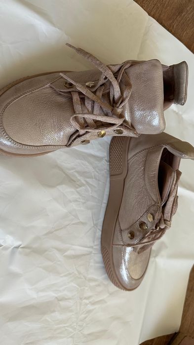 В продаже буу обуви