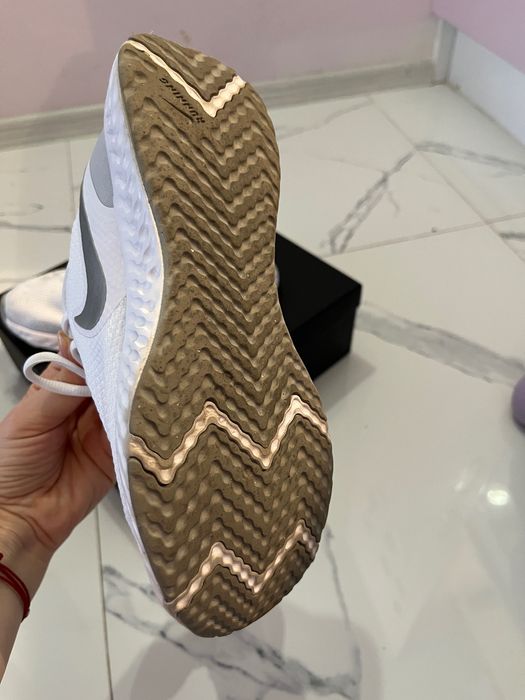 Сникърси Найк, бели, носени 2-3 пъти, като нови. Много удобни