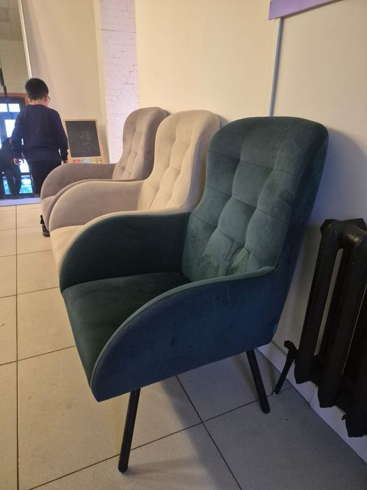 Продам столы и кресла