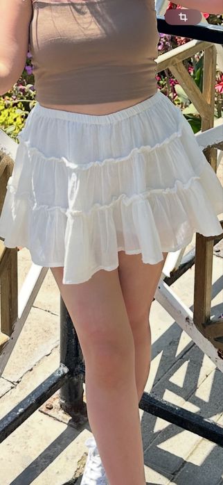 Короткая белая юбка