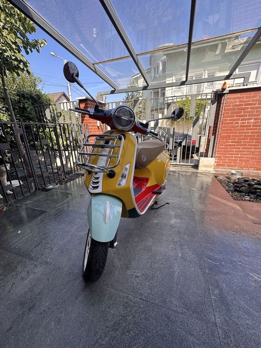 Vespa Primavera Sean Wotherspoon