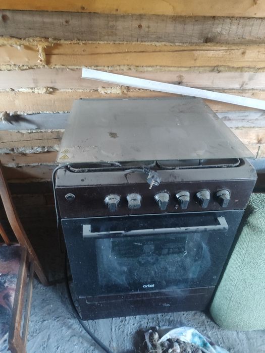 Продам 2 холодильника , 2 газ плиты