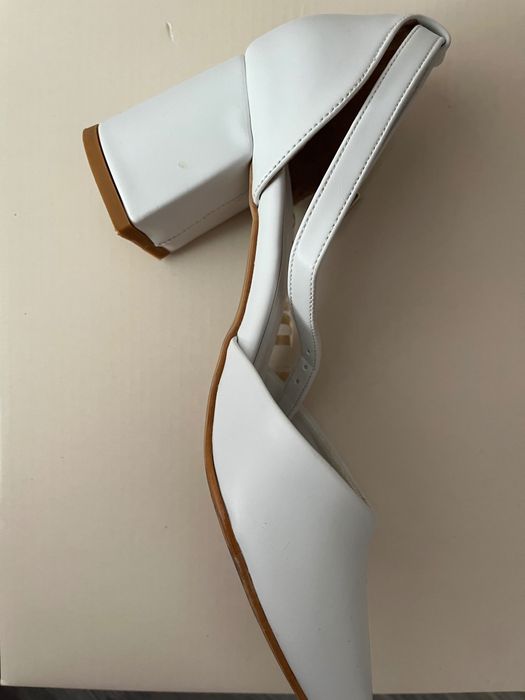 Бели обувки с ток НОВИ