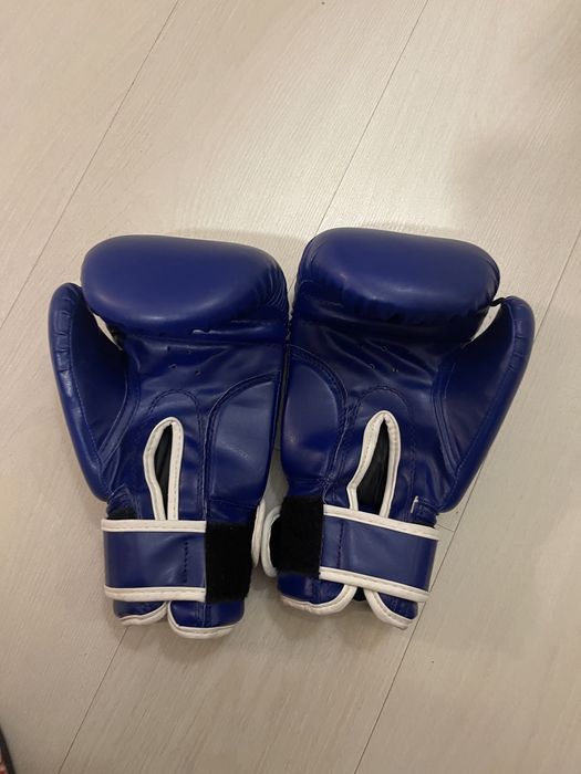 Продам перчатки и щитки на голень