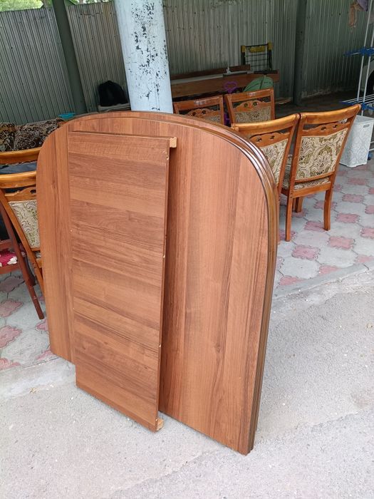 Продается стол со стульями