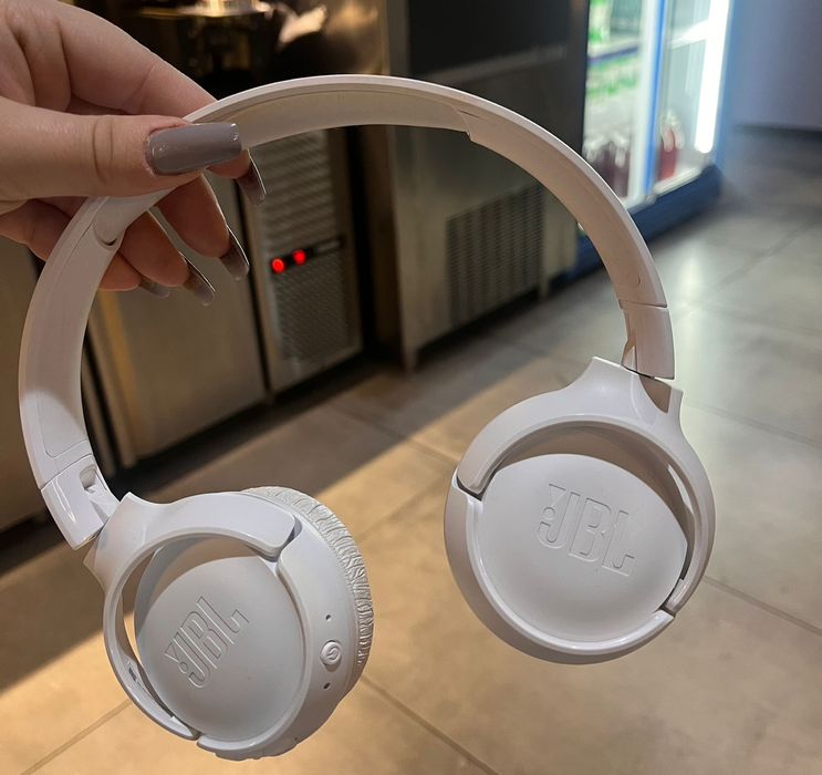 беспроводные нашуники jbl