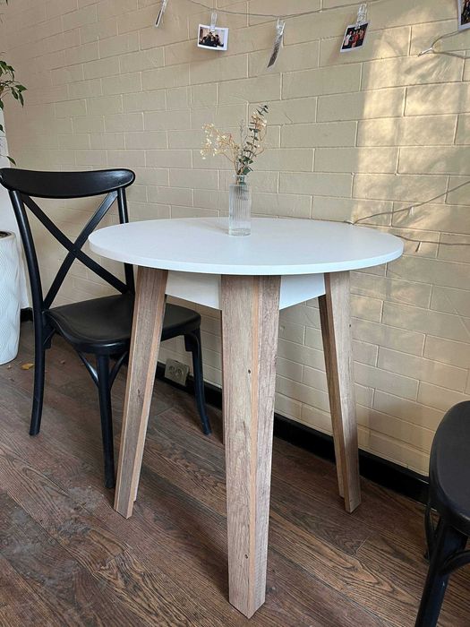 Стол, столы круглые для заведений, студии, дома с деревянными ножками