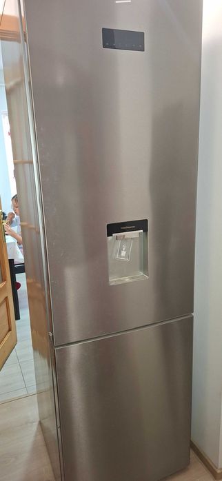 Frigider Beko , functional, cu ceva plastice sparte in interior