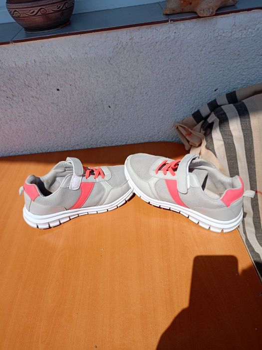 Vând pantofi sport, purtați dat in stare buna, mărimea 38, produs de c