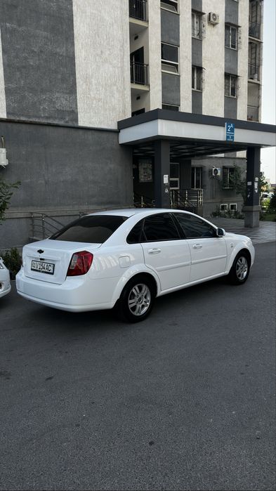 Lacetti 1.8 sotiladi
