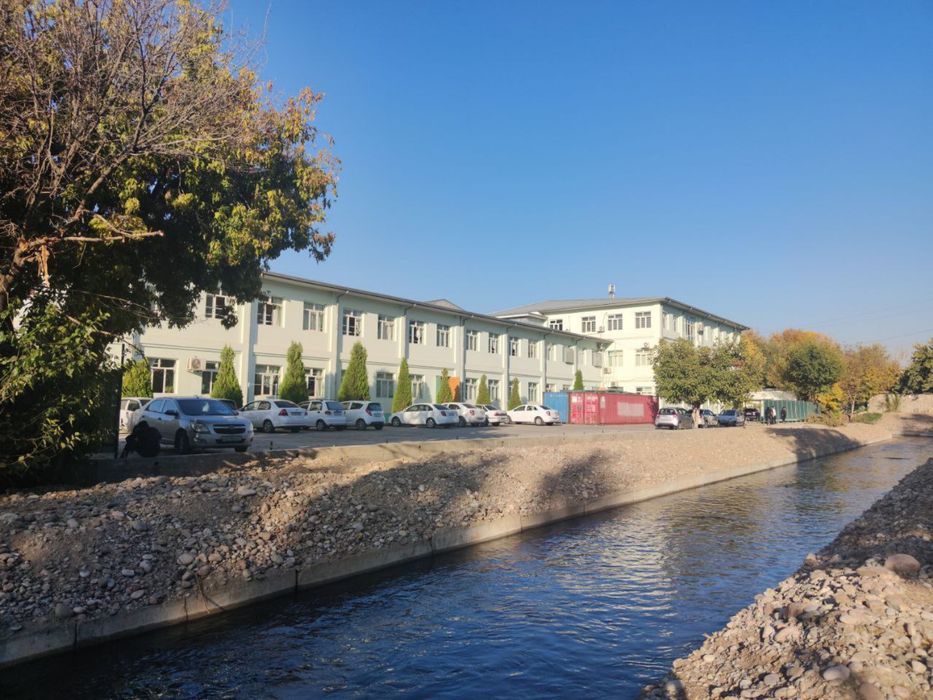 Продается здание в Яккасарайском районе 3300 кв.м., 32 сотки земли