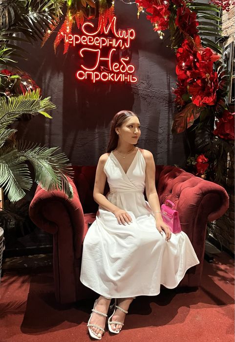 Розовый пиджак и белое платье