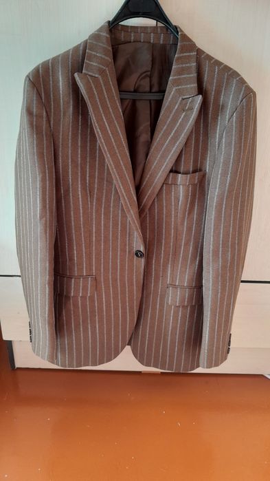 Продам костюмы,тройки