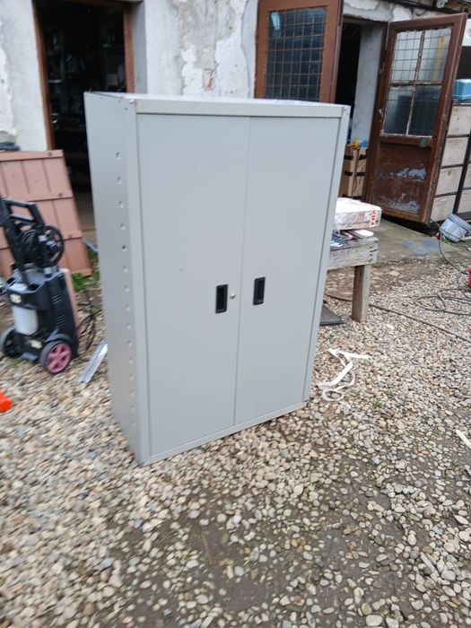 Dulap metalic 140/90/40 preț 350 lei lipsesc polițele din el