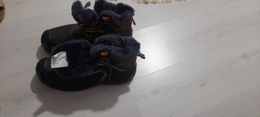 Продаю спец ботинку