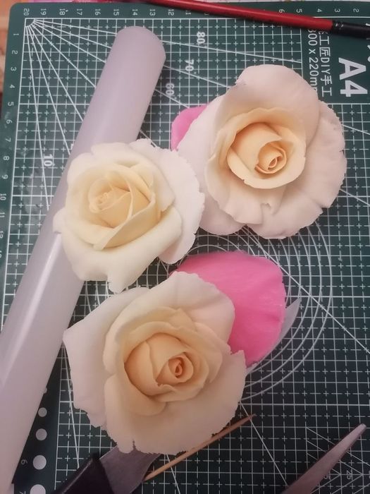 Торт на заказ. Цветы из мастики съедобные.