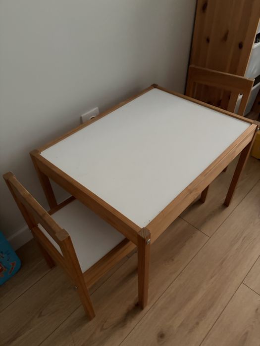 Продавам детски комплект масичка и столчета и шкаф Ikea