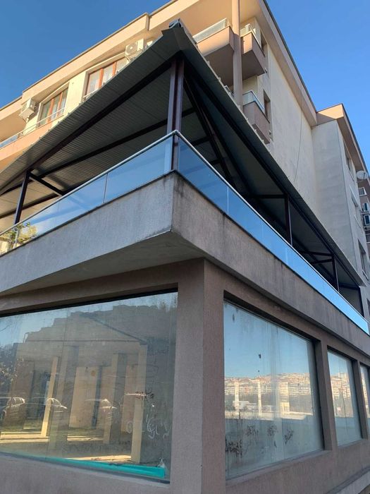 Продавам стъклен парапет със закалено стъкло и алуминиево захващане