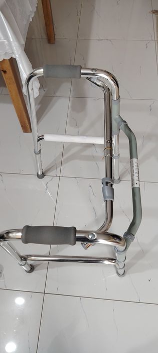 Scaun cu rotile pentru persoane cu dizabilități