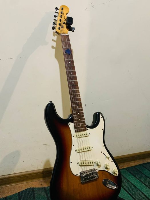 Gitara chotkiy. Pedali bilan qo'shib beriladi.