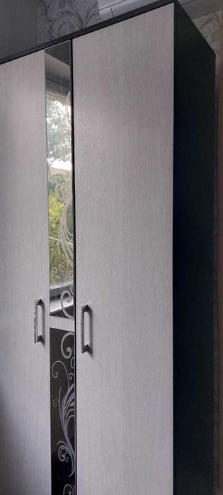 Шкаф с полками - для книг, игрушек.