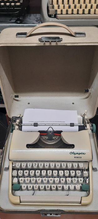 Mașină de scris Olympia Monica impecabilă