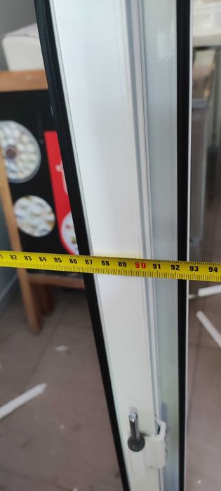 Алуминиева дограма с врати.