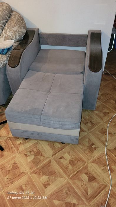 Кресло в количестве 2 штуки.Легко разбирается и собирается