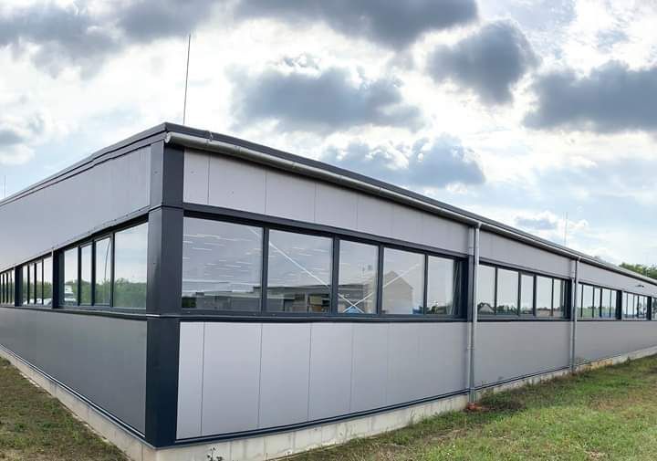 Hala 15x30x4 metalica inchisa cu panouri sandwich sau cu tabla