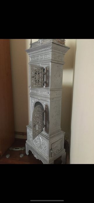 Sobă din fontă , veche de peste 100 ani , în stare foarte bună .