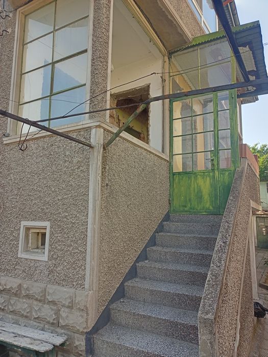 Продавам етаж от къща до басейна с гараж  136000 €.