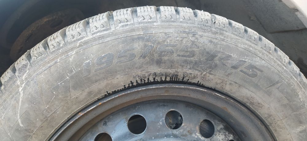 Покрышка шипованная,с диском