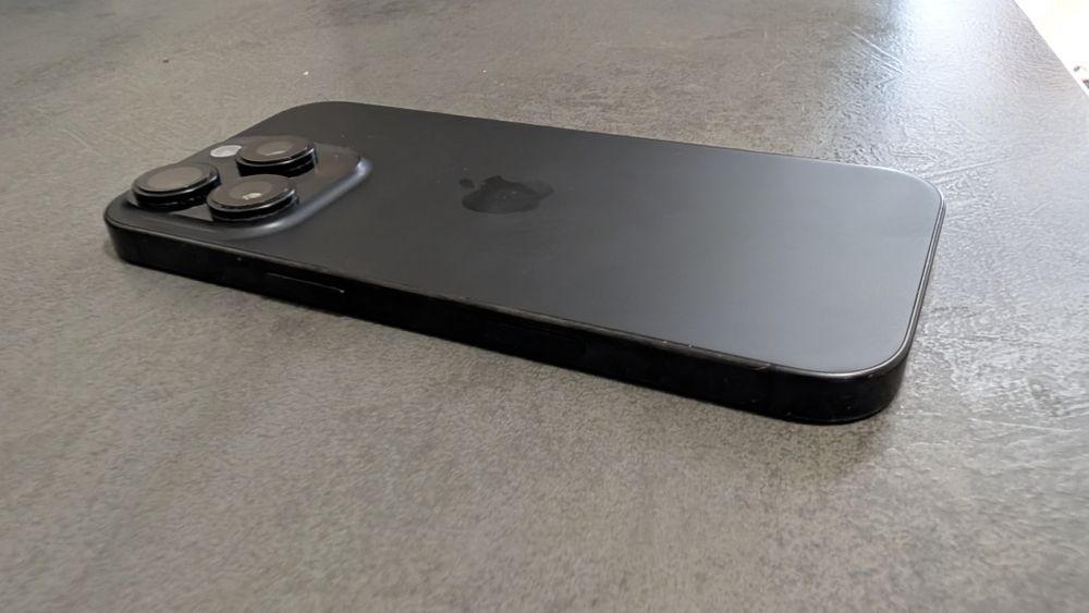 iPhone 16 pro placa defectă