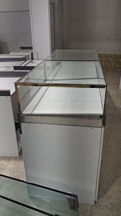 Tilla buyumlari sotish uchun vetrina sotiladi