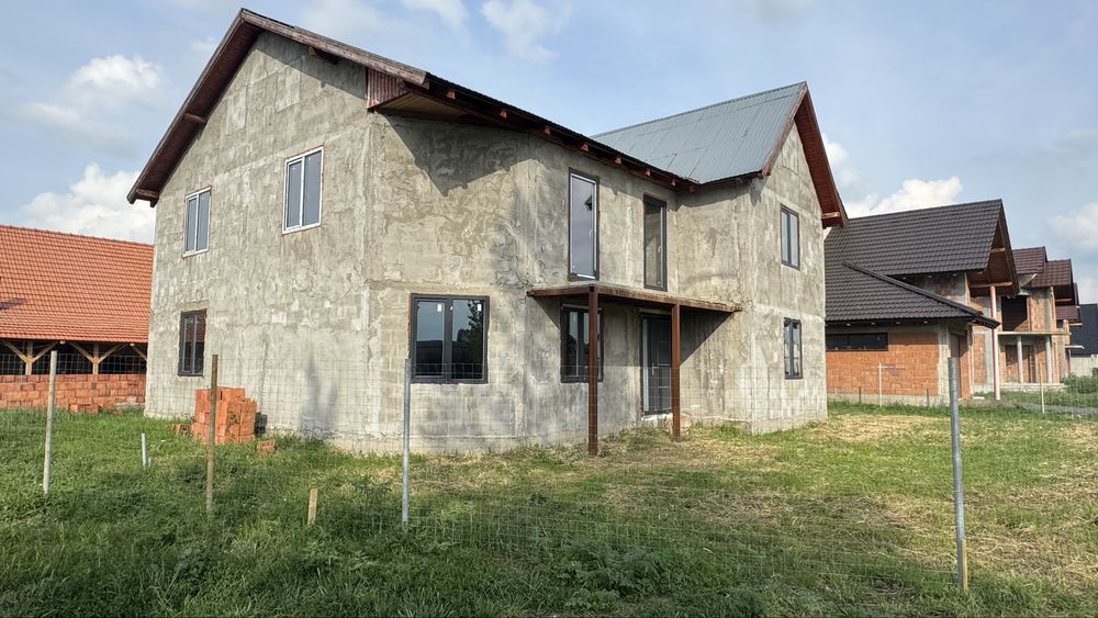 Vand sau schimb casa in gri cu apartament in Sannicolau Mare.