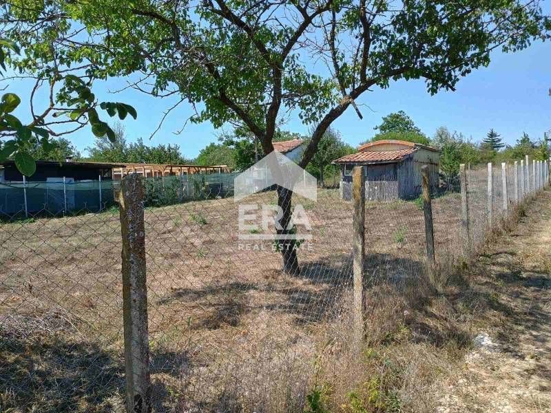 Само в ЕРА Визия! Урегулиран поземлен имот с постройка във вилната зон