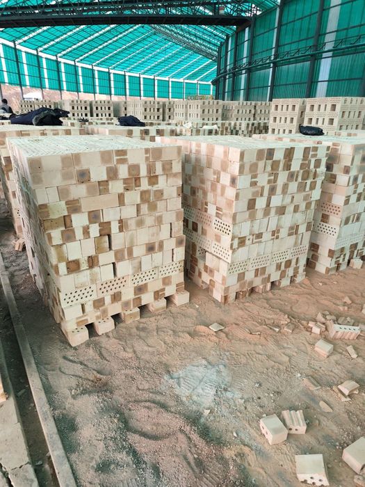 G'isht sotiladi poddonda 19 ta teshiklik