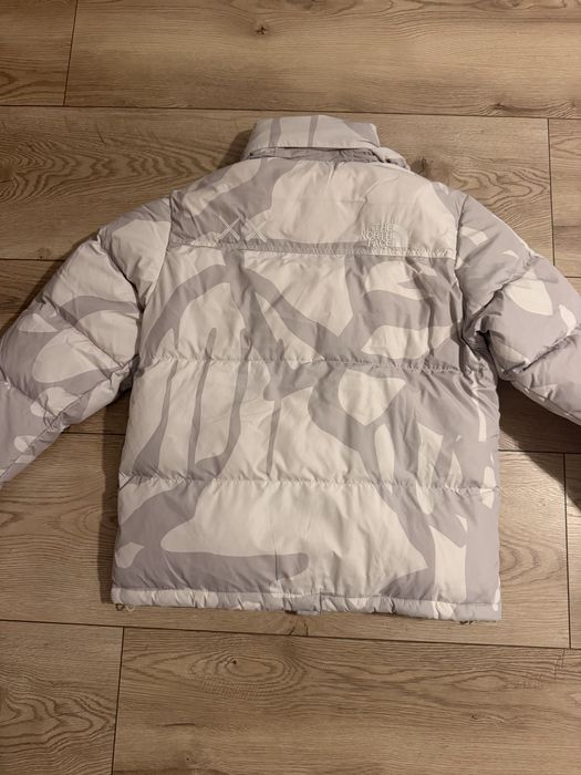 Vând geacă The North Face x KAWS