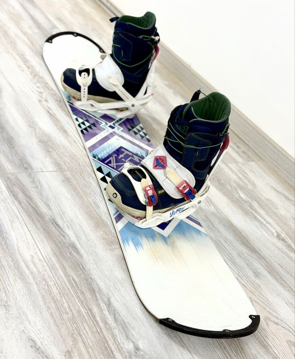 Продам сноуборд с креплениями и ботинками