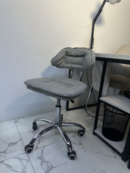 Стулья для мастера маникюра / лэшмейкера