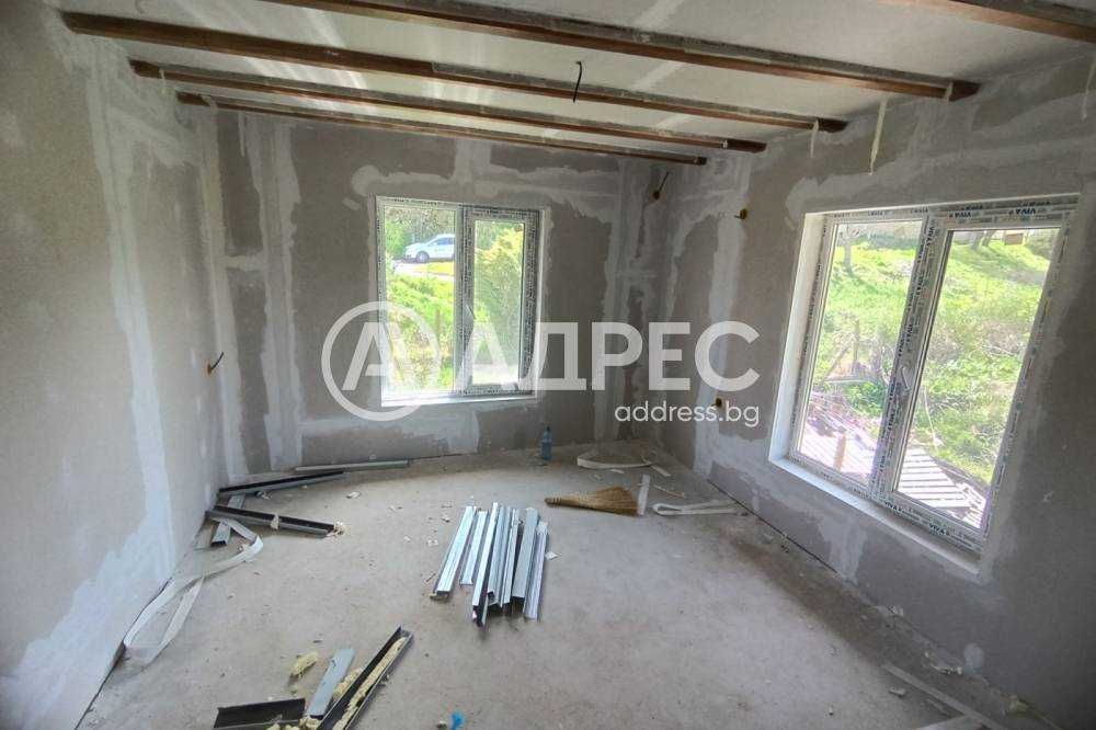 Къща на два етажа в с. Топчии