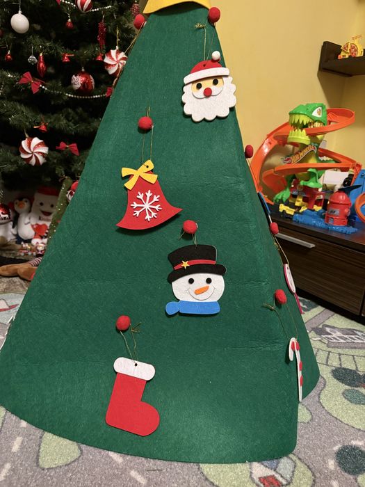 Bradulet din fetru cu decoratiuni