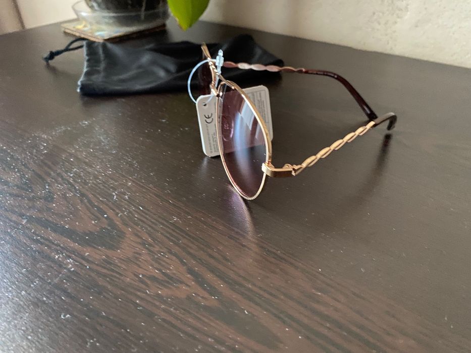 Слънчеви очила, нови със златиста рамка!