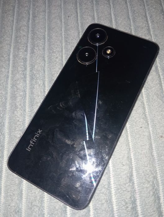 Телефон на запчасти. Упал)